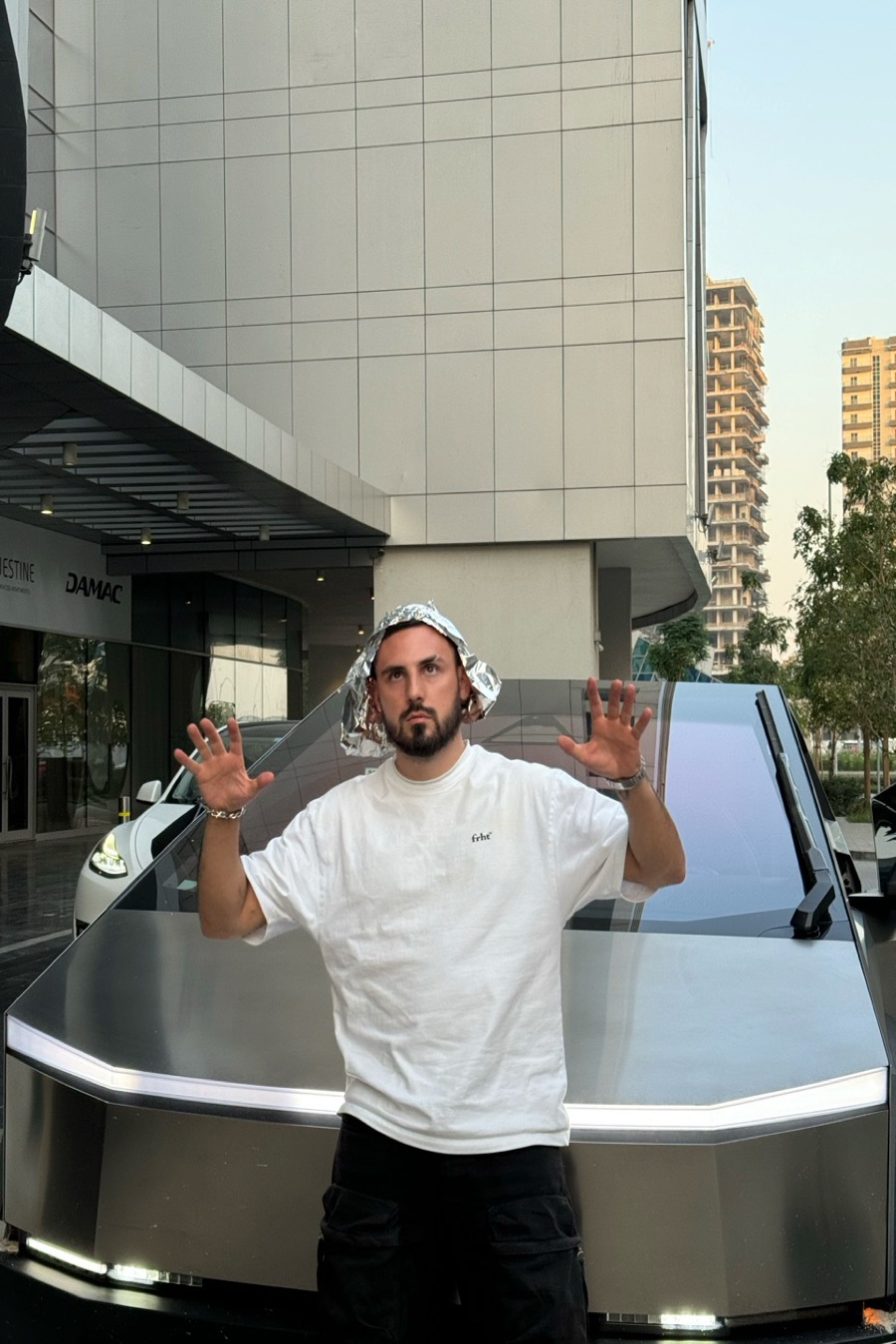 Павел Спикс у Cybertruck